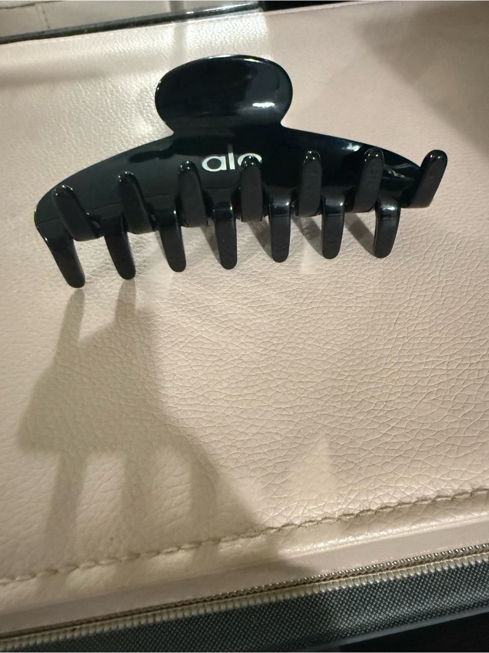 ALO Yoga Black Hair Claw Clip - Picture 3 of 7